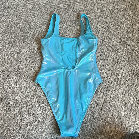 High shine one piece - Picture 2 of 5